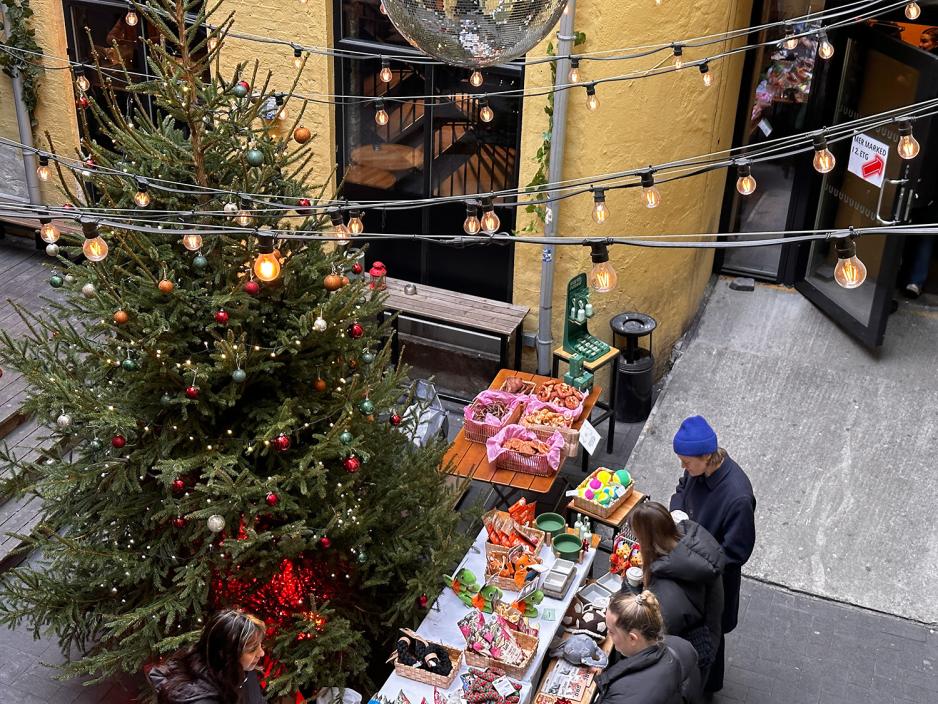 Bilde av juletre og stand fra inngangen til FLOKE julemarked på kulturhuset i Oslo