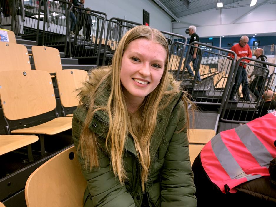 Julie Orveland er tilskuer under kampen. Her sitter hun på tribunen. 