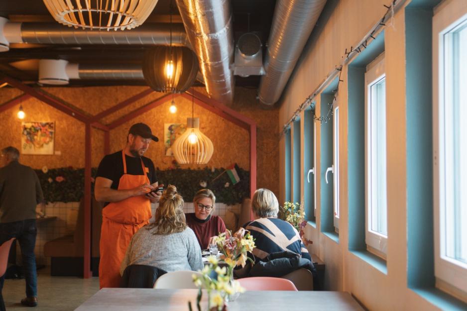 Per Kristian Kivle serverer mat på Kafé på dagtid.