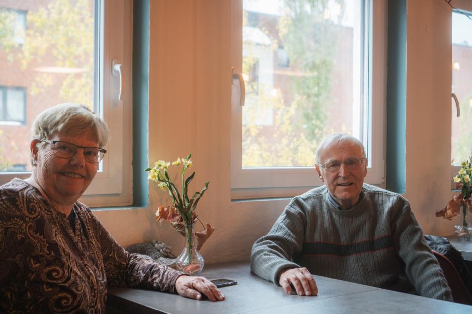 Stamgjester venter på mat på Kafé på dagtid. 