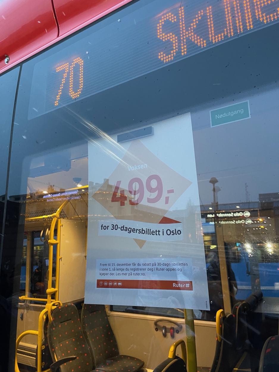 Bilde av kampanjeplakat om tilbud på Ruters periodebillett på en buss.