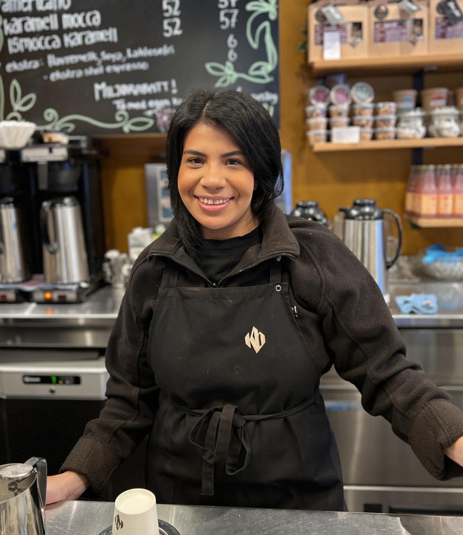 Barista bak disk foran menyen på kaffebrenneriet