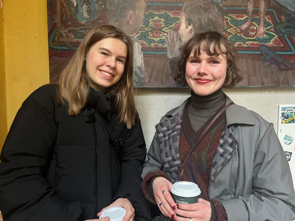 Bilde av de smilende venninnene Karoline Nylænder og Ingvill Johansen, to av gjestene på FLOKE julemarked.