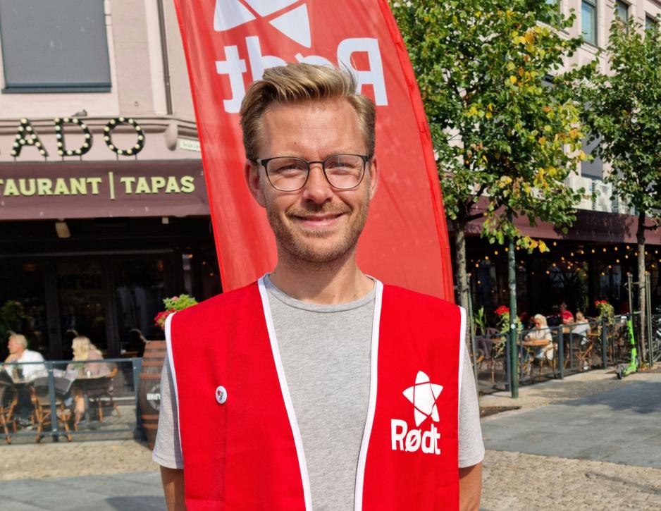 Stortingskandidat Kasper Bekkeli Espeland på stand under valgkampen.