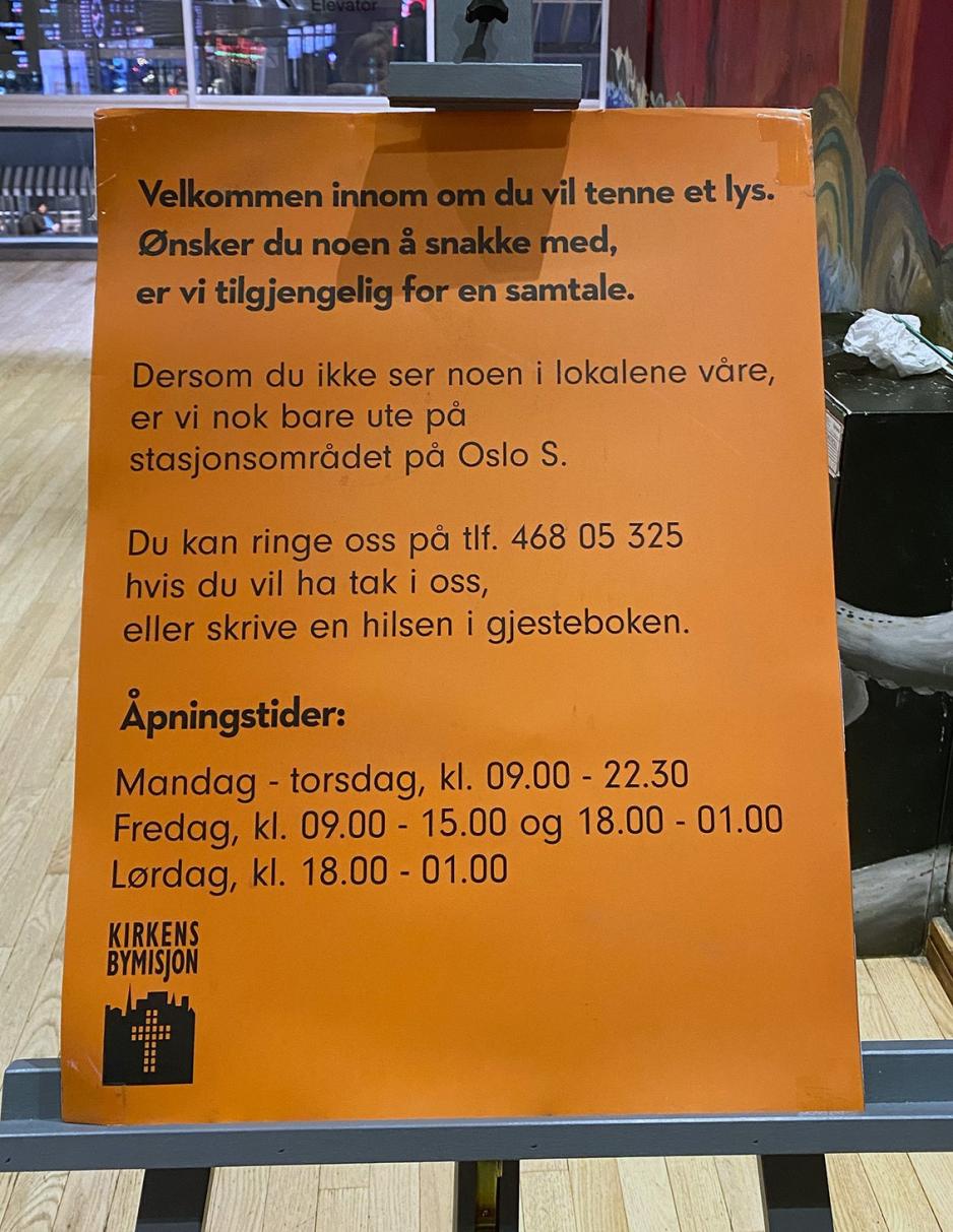 Sporet KBM Åpningstider Oslo S plakat på stativ