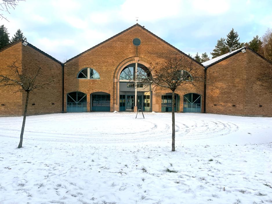 Bilde av utsiden til Romsås kirke