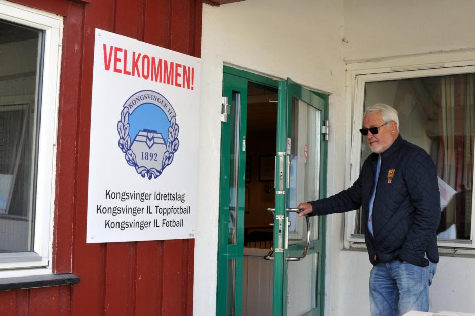 Knut Holen åpner døra inn til klubbhuset til Kongsvinger IL