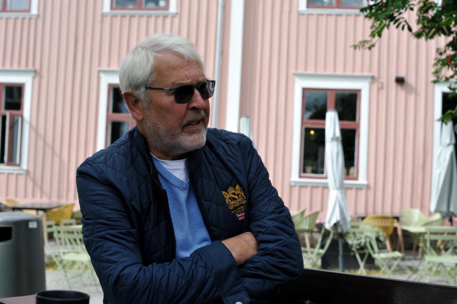 Knut Holen på uteservering på kafé