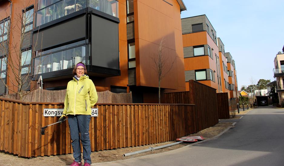 Beboer Karin Irene Svendsen  fant ikke den nye trikkens varselslyder plagsomme selv om hun bor tett inntil sporet og holdeplassen Holtet