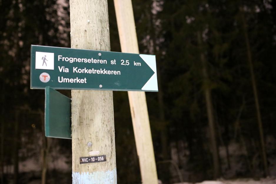 Skilt som viser 2,5 km til Frognerseteren, via Korketrekkeren.