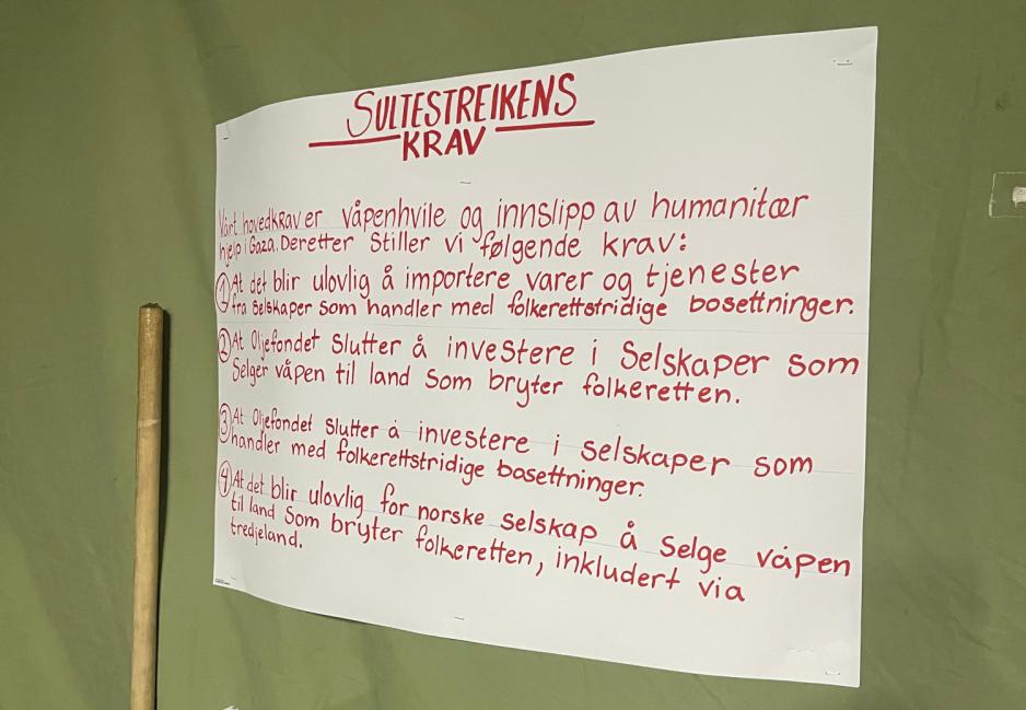 Skilt med alle krava for sveltestreiken.