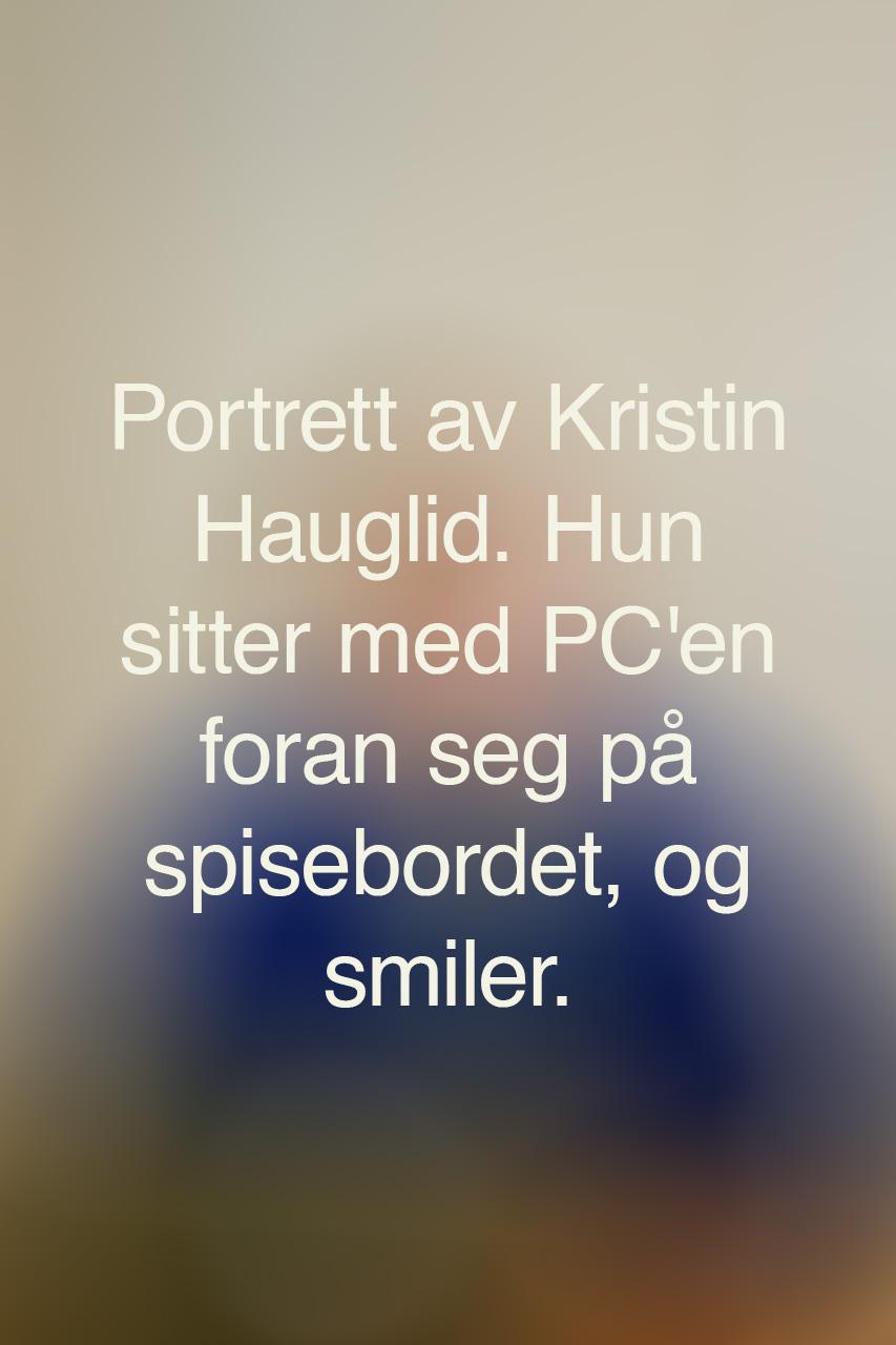 Et uskarpt bilde med den alternative teksten til bildet under. Teksten sier: Portrett av Kristin Hauglid. Hun sitter med PC'en foran seg på spisebordet, og smiler.