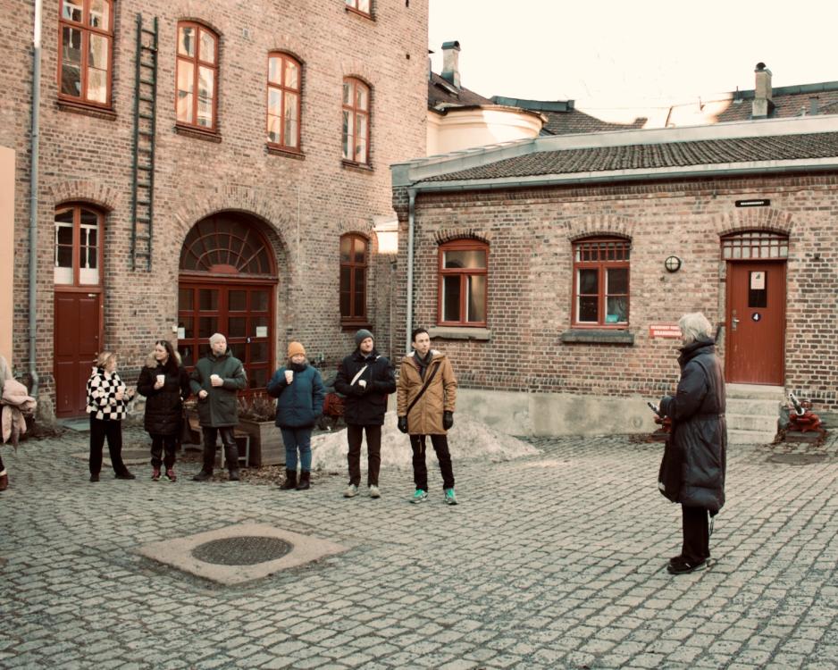 Guide Anne Sundby forteller om Brannmuseet og turen i bakgården der