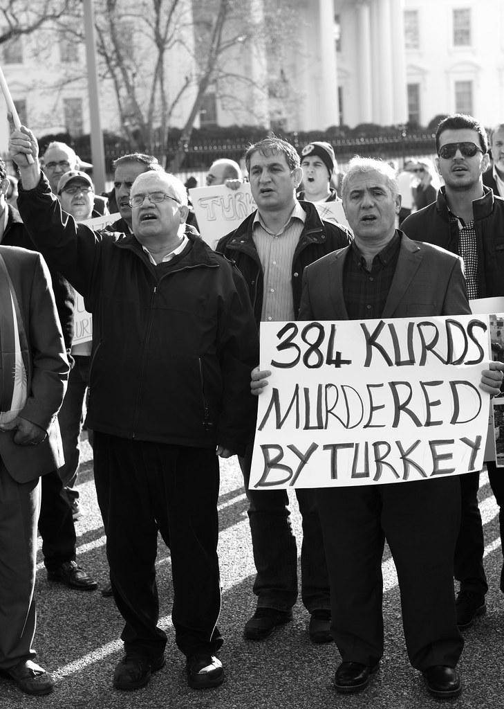 Fotografi av kurdisk demonstrasjon mot den tyrkiske regjering. På plakaten står det "384 kurds murdered by turkey". 