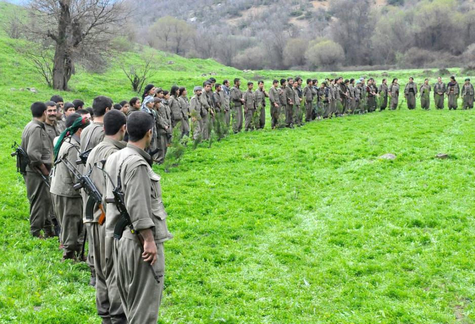 Soldater i PKK fotografert på en eng. 