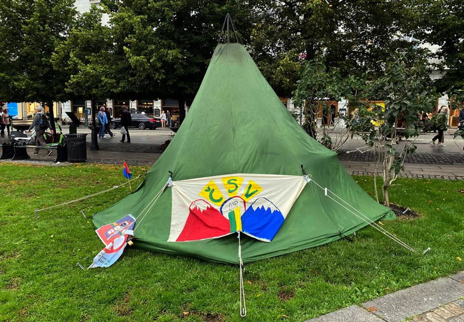 Et foto av en lavvo som er satt opp foran Stortinget i Oslo. 