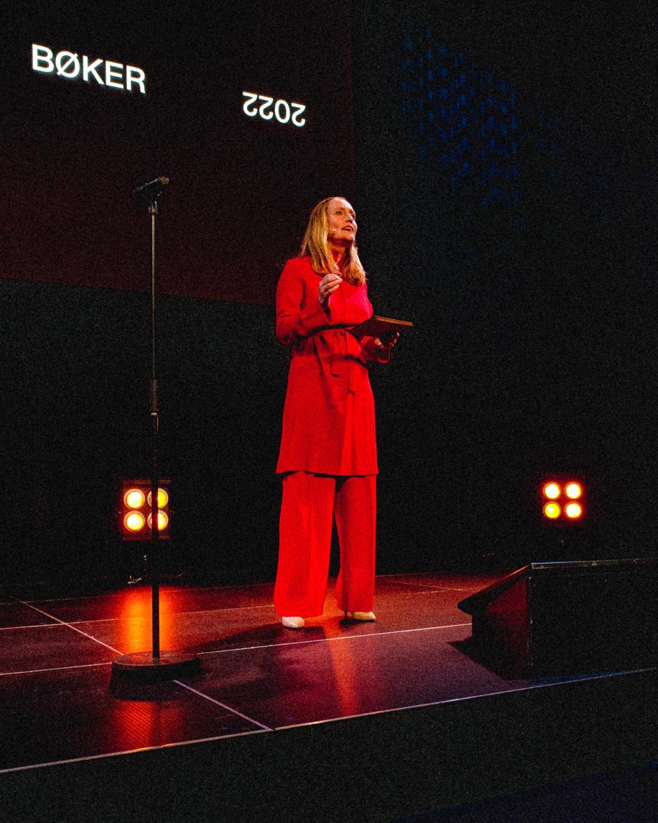 Lene Renneflott på scenen under "Årets vakreste bøker" prisutdelingen. 