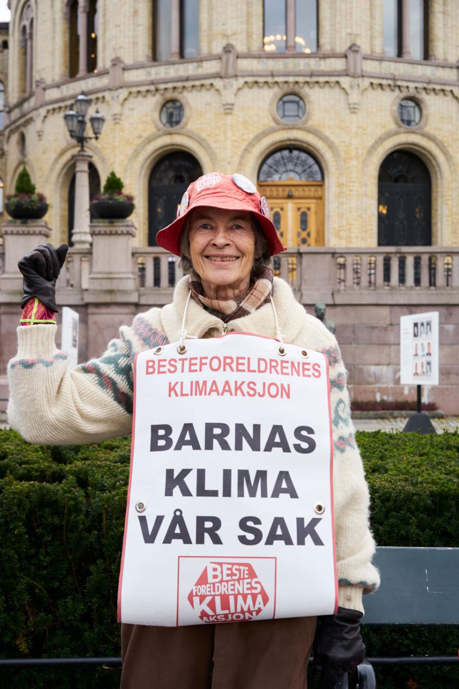 Linda Parr er en av lederne i Besteforeldre aksjonen. Hun står foran Stortinget, og kjemper for barnas fremtid. Foto: Rikke Løe Hovdal