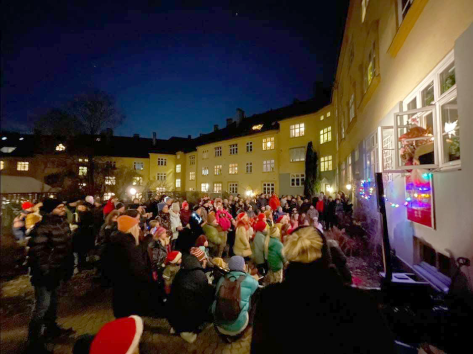 Live julekonsert ut av vinduet på Torshovs levende julekalender