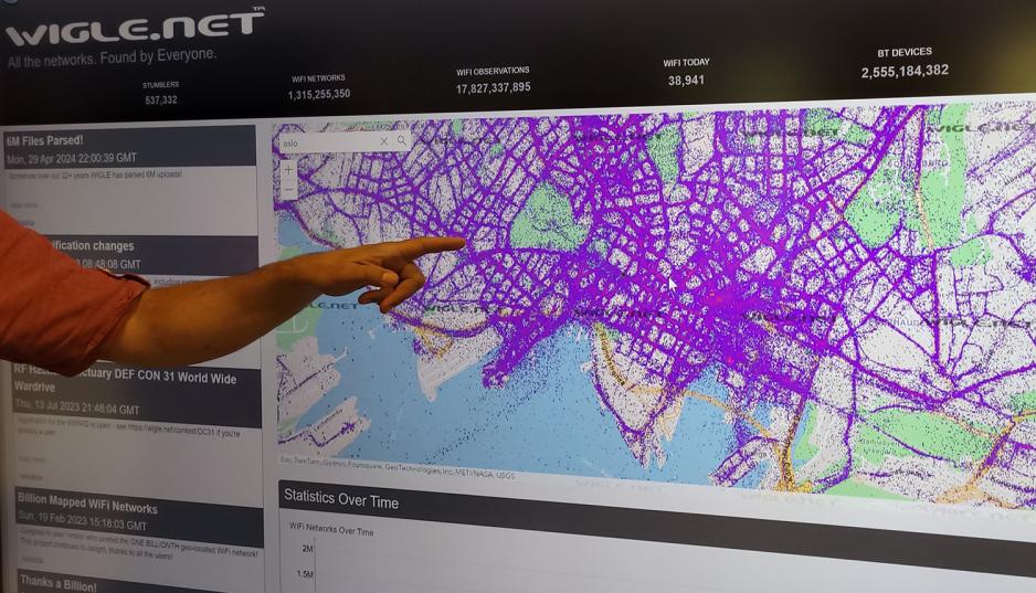 Bildet viser en storskjerm som har oppe nettsiden WiGLE.net. Det er et kart over Oslo. 