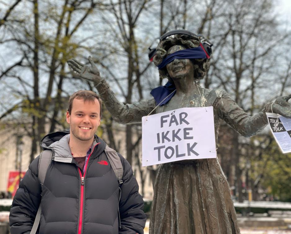 Magnus Sundgot med Wenche Foss statue 