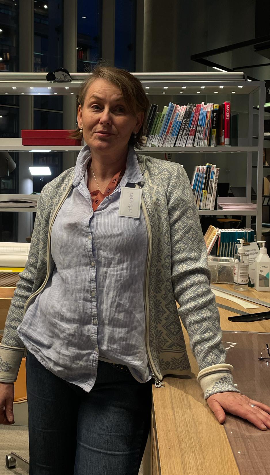 en smilende dame på et verksted