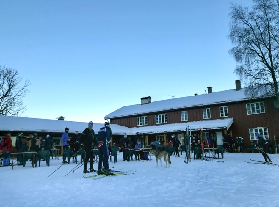 Ullevålseter med mennesker foran inngangen