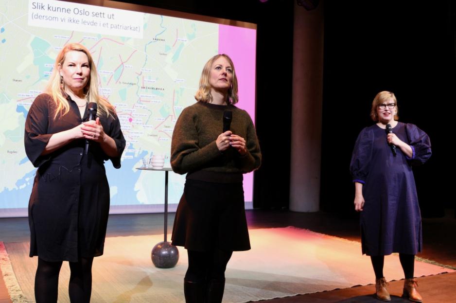 Forfatterne Marta Breen, Helene Uri og Hilde Østby under foredrag på Deichman Bjørvika.