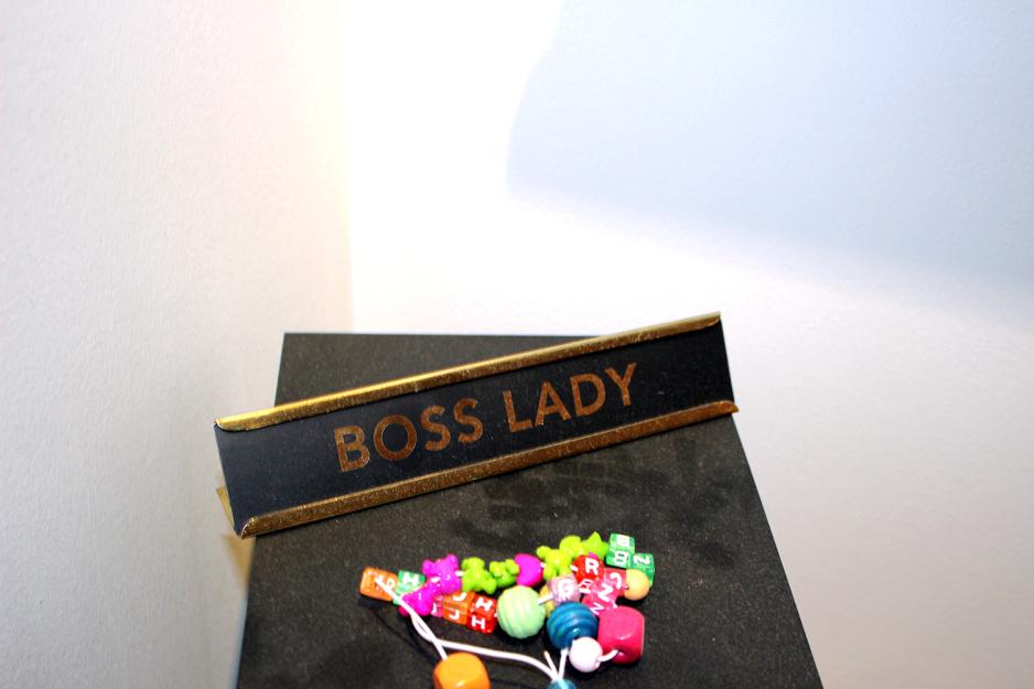 Bilde av et skilt der det står "Boss Lady"