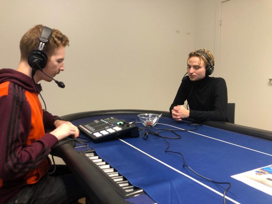 Mats Aasrum og Carl Ville sitter overfor hverandre og spiller inn en ny episode til podcasten deres. 