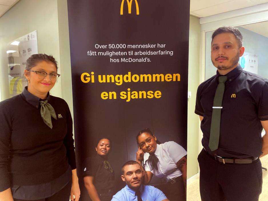 To ansatte fra Mcdonalds foran stand