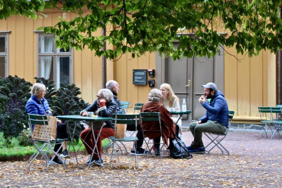 Bilde av mennesker som slapper av på kafé