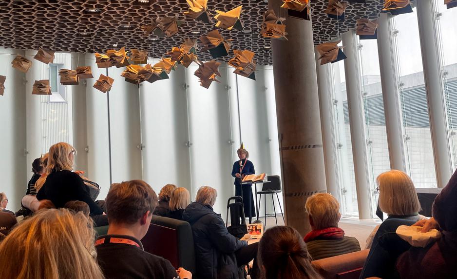 Bildet viser bursdagsfeiring på Deichman Bjørvika. Mange kom for å høre de ansatte snakke om biblioteket. 