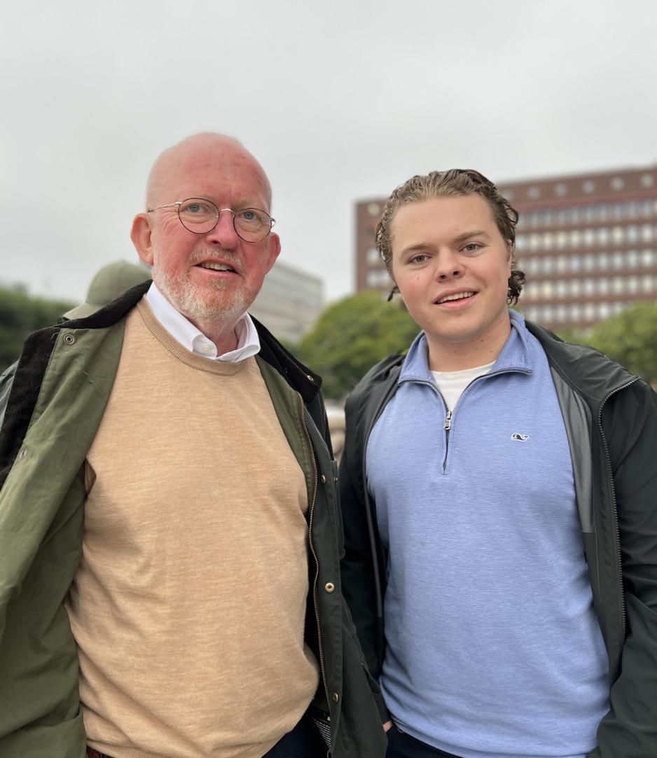 To menn. Ole Madland til venstre med skallet hode og lett skjegg med briller, kledd i beige genser med hvit skjorte og grønn jakke. Sander Madland til høyre med baksleik hårsveis i blå genser og grå jakke 