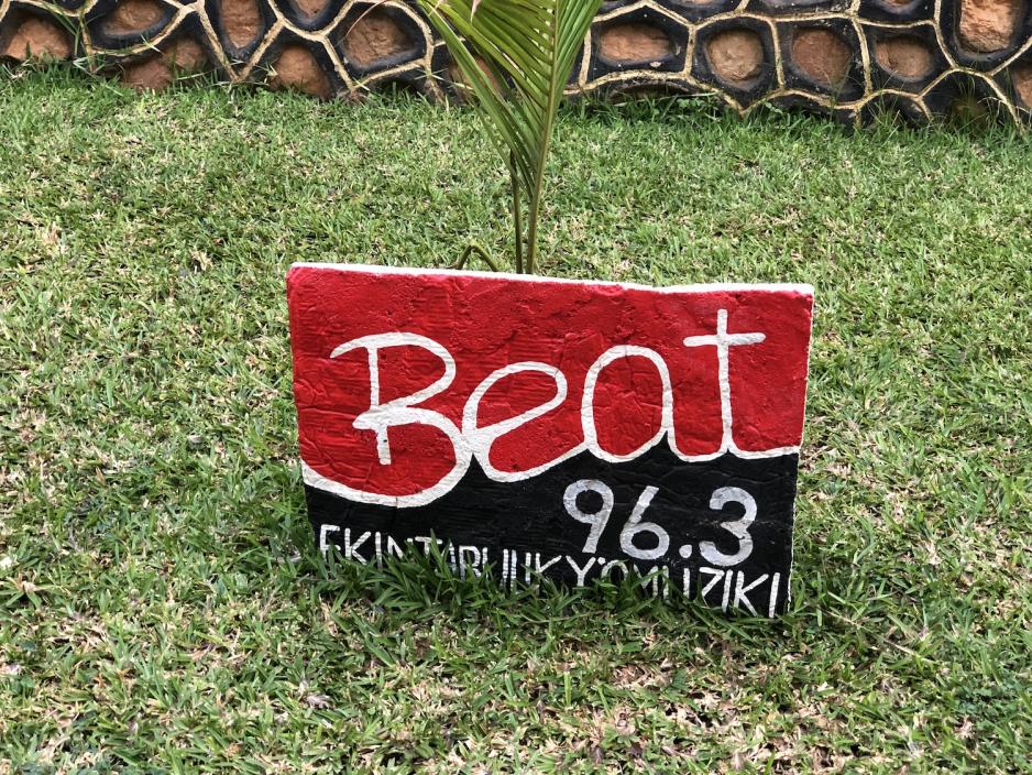 Skiltet ved inngangen til radiostasjonen Beat FM i Kampala, Uganda.