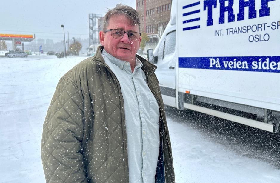 Tom Kristiansen, daglig leder i Trafik AS, står foran en varebil utenfor kontoret deres på Rommen i Oslo. 