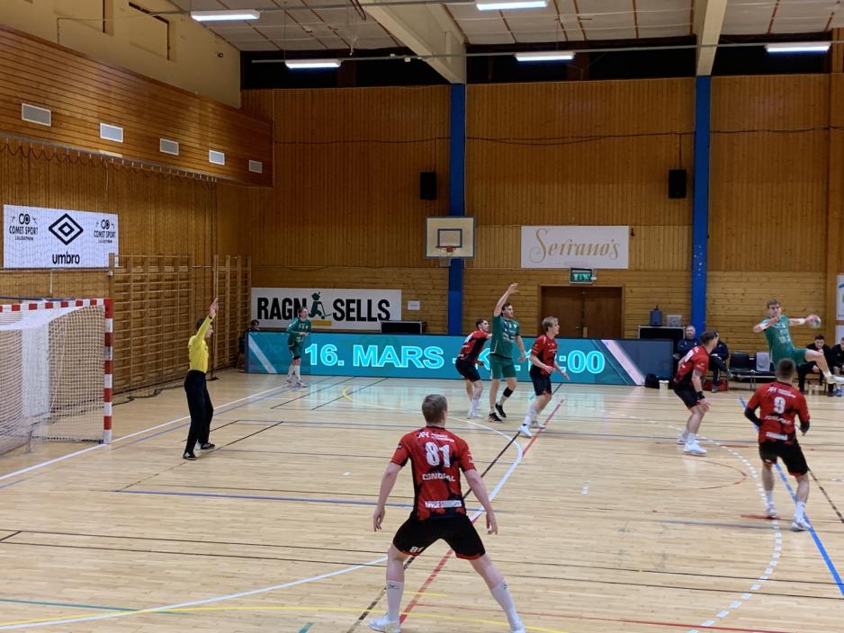 Gutt skyter på mål i håndball