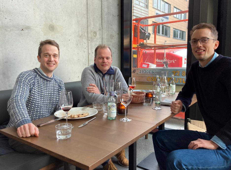 Aners Brokstad, Terje Fjellberg og Morten Westergård sitter på Trattoria Crudo. De smiler til kameraet. 