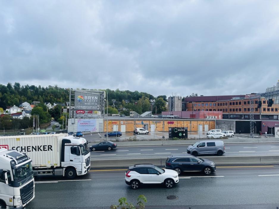 Motorvei med industribygg i bakgrunn