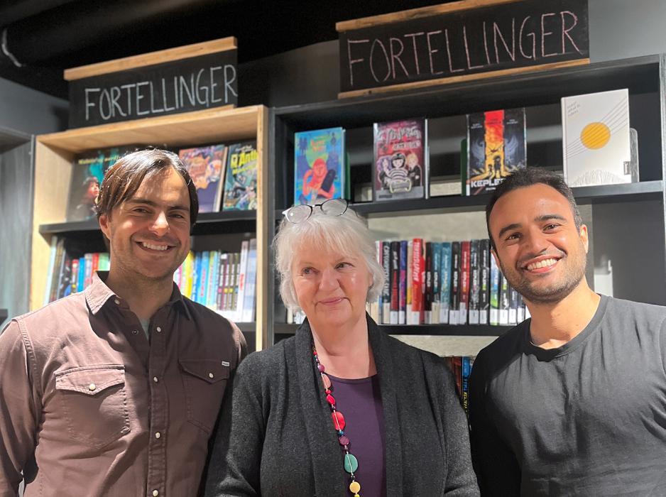 Andrés Pardo Rodríguez (tv), Åse Ranfelt og Henrique Carvalho da Cruz (th) står foran bokhyllene i biblioteket på Tøyen. 