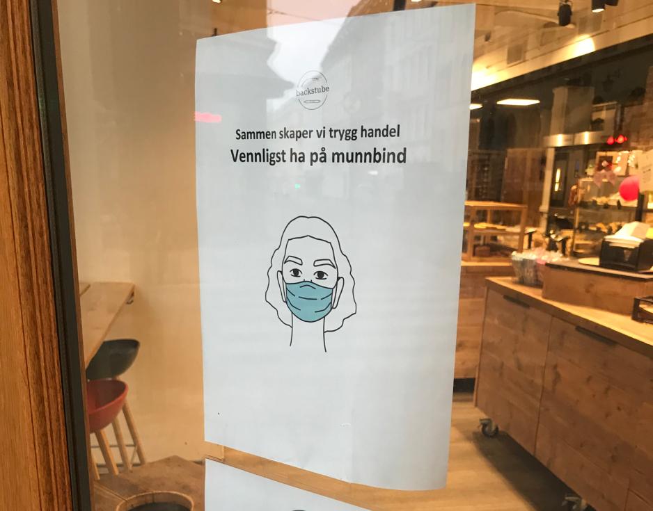 Bilde av plakat om bruk av munnbind.