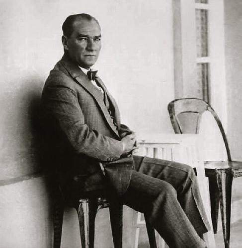 Fotografi av Mustafa Kemal som sitter på en stol. 