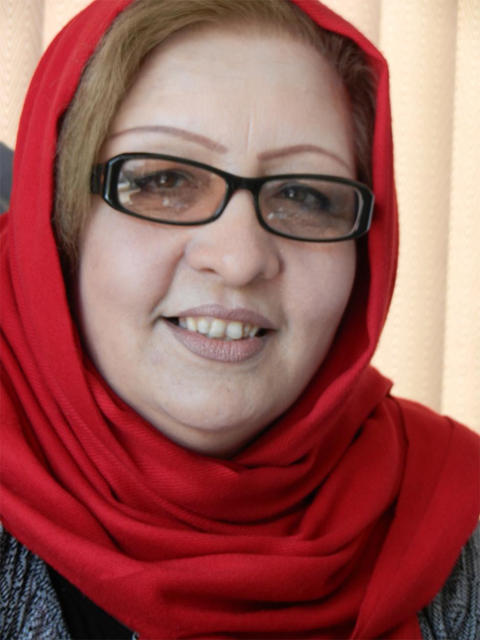 Kvinne med briller og rød hijab.