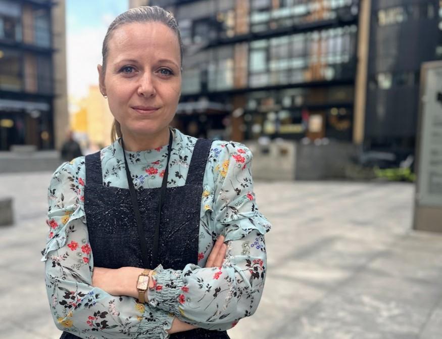 Seniorforsker ved Norsk utenrikspolitisk institutt Natalia Moen-Larsen ser i kamera utenfor kontorbygningen hun holder til i.  