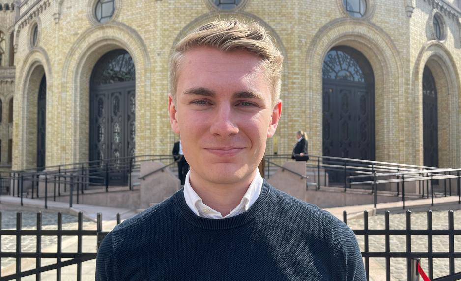 Nicolai Østeby foran Stortinget