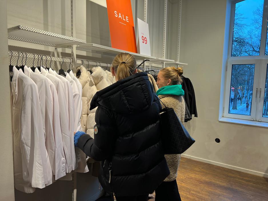 Nora Høines Julsrud og Sophie Stritzel koser seg på shopping.