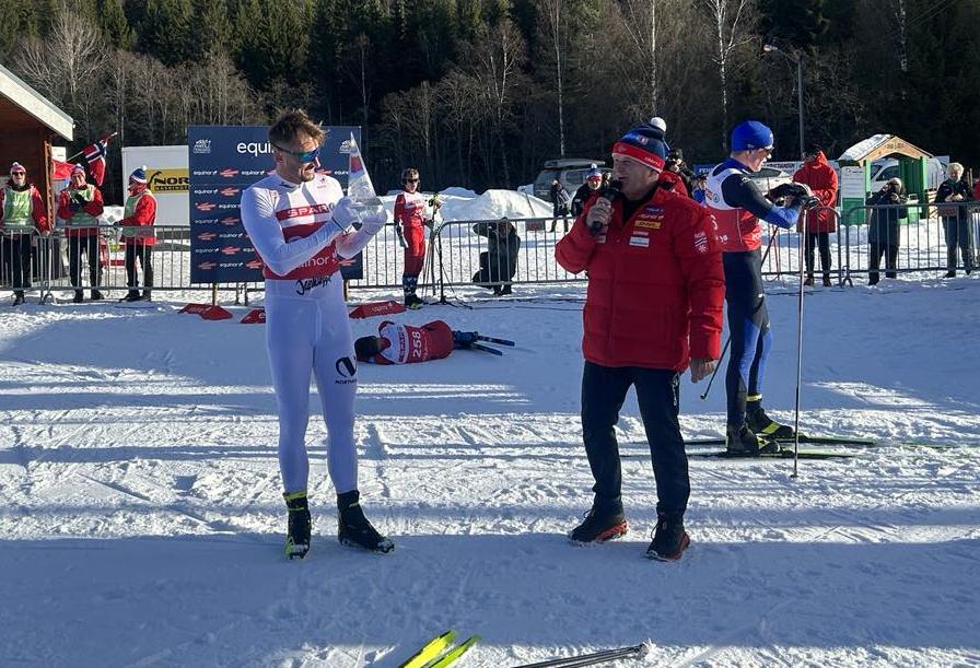 Petter Northug ingervjuet etter han mottok Tour De Ski-trofeet på Nes