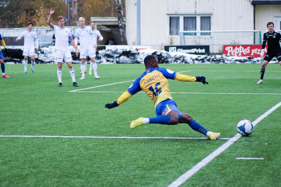 Nr 16 Musa J. Dubois prøver å legge ballen inne i 16