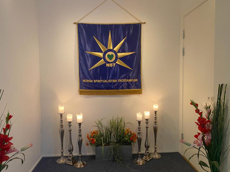 Et banner der det står Norsk Spiritualistisk Trossamfunn