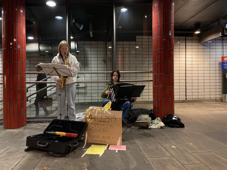 Liv og Aglika sitter på hver sin stol og spiller på hvert sitt instrument.